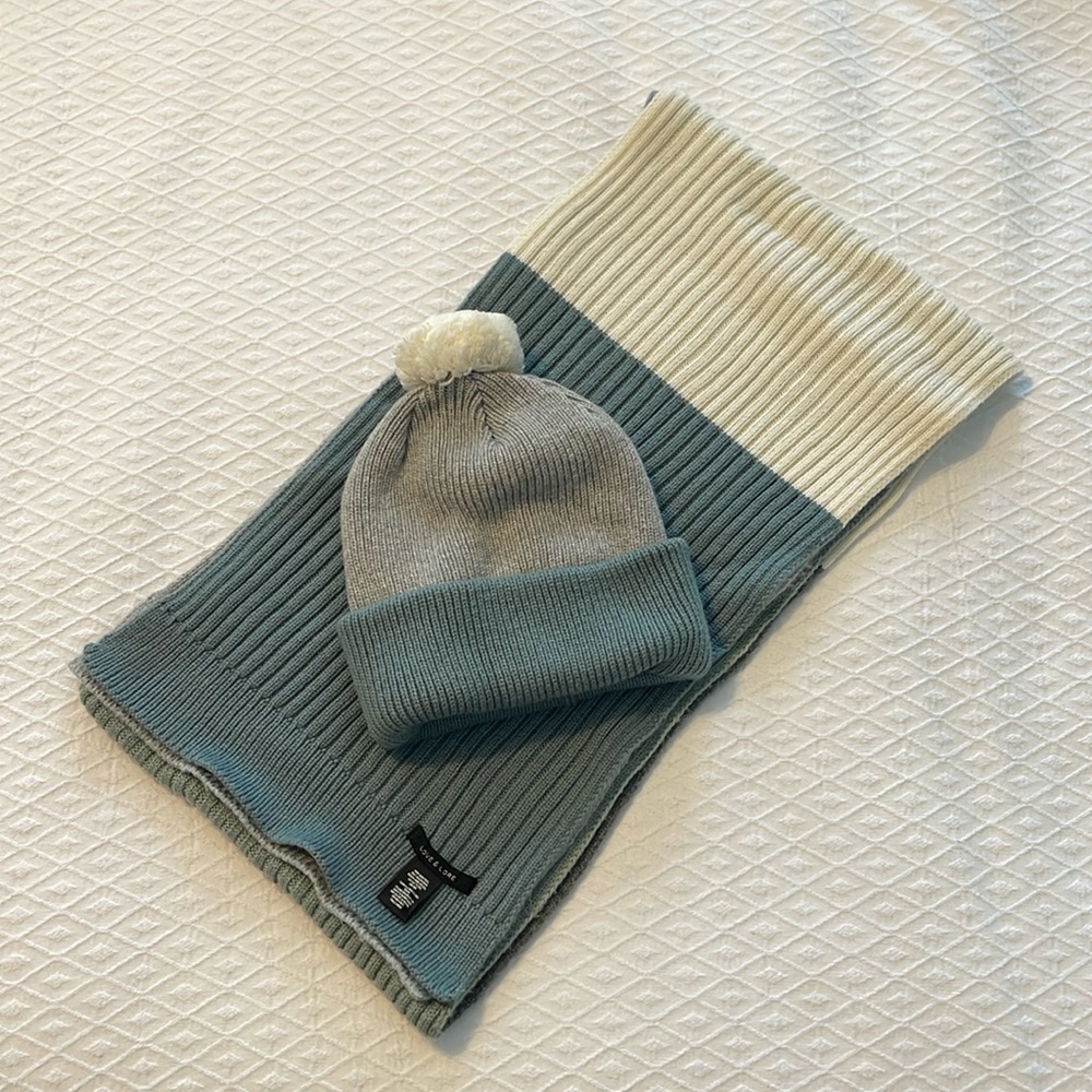 NWOT Love & Lore colour block toque and scarf set